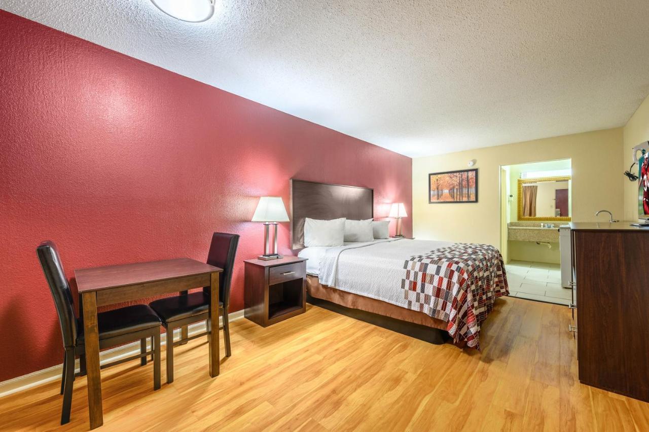 Deluxe King Room with Kitchenette Smoking
