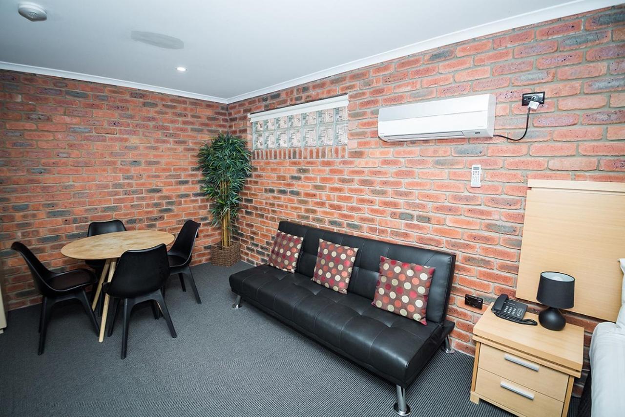 Family Room (2 Adults + 3 Children),1038500257:JPEG