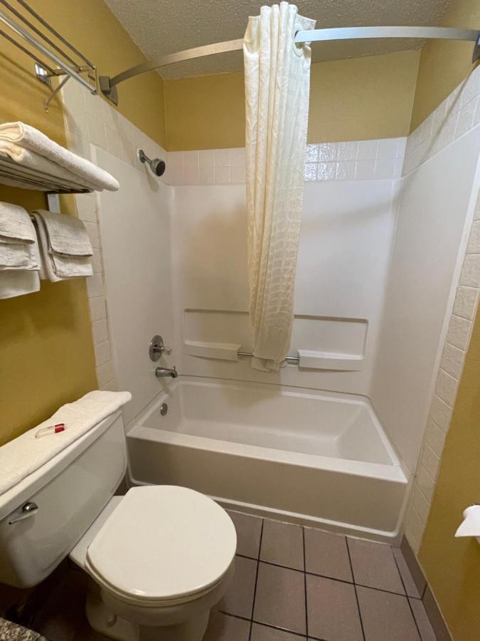 QQ1 Queen Room with Two Queen Beds - Smoking