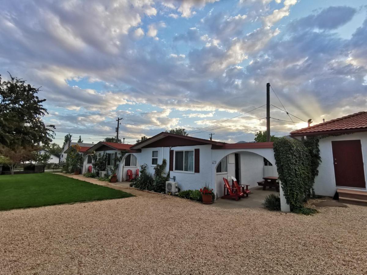 Two-Bedroom Cottage,1064584435:JPEG