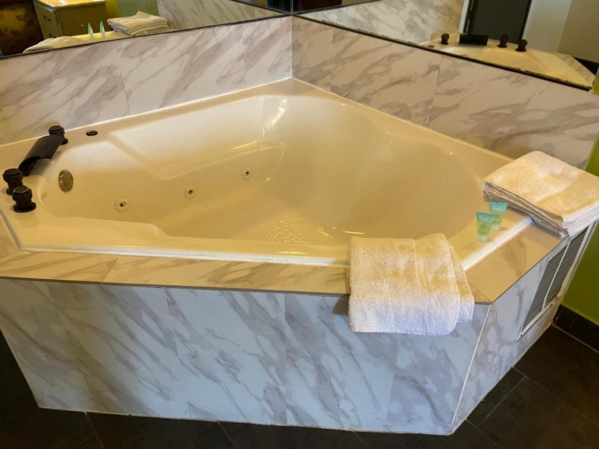 King Suite with Spa Bath - Non-Smoking
