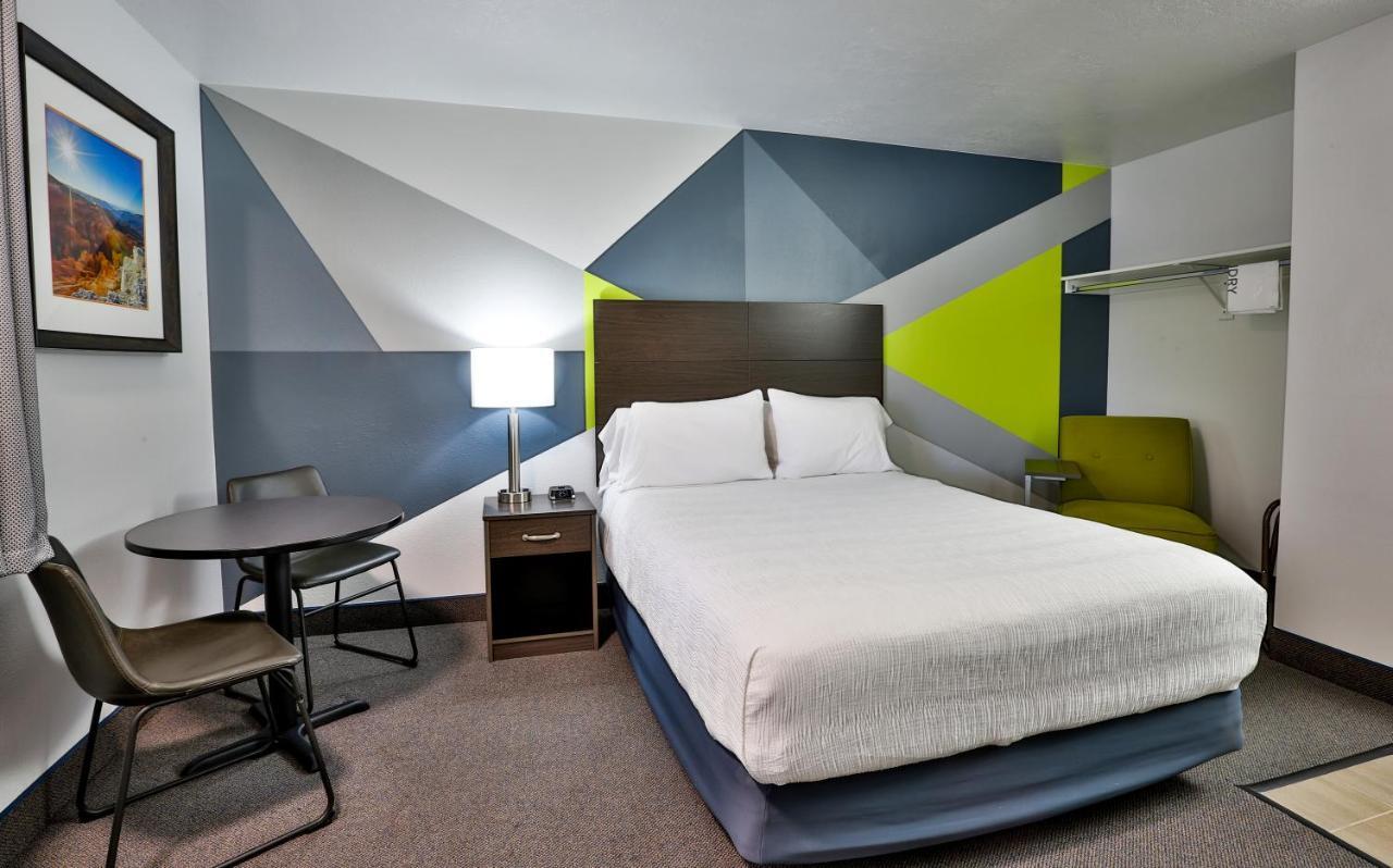Standard Queen Room