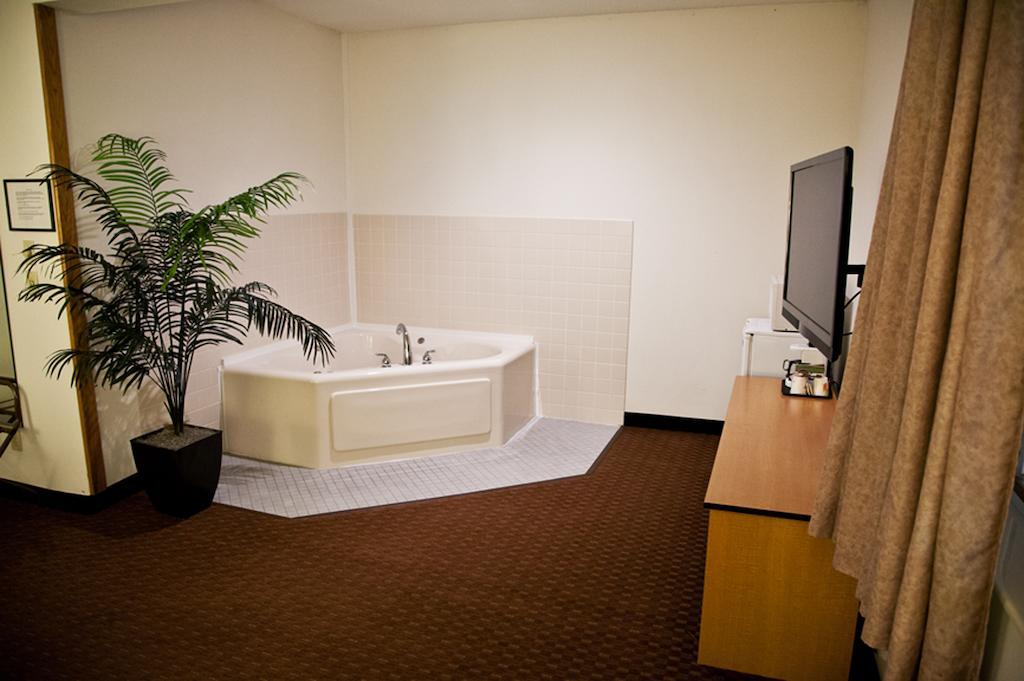 1 King Bed Whirlpool Suite Non-Smoking