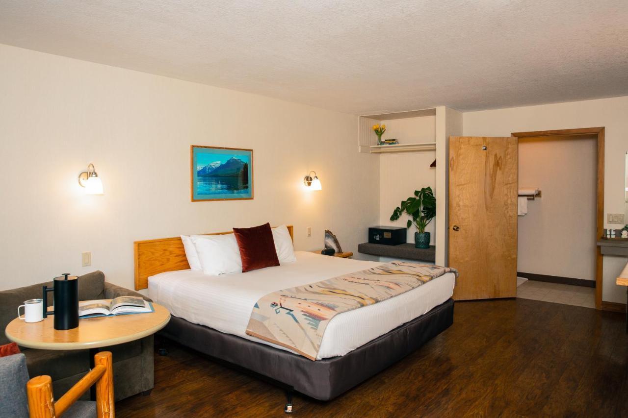 King Room with Roll-In Shower - Disability Access