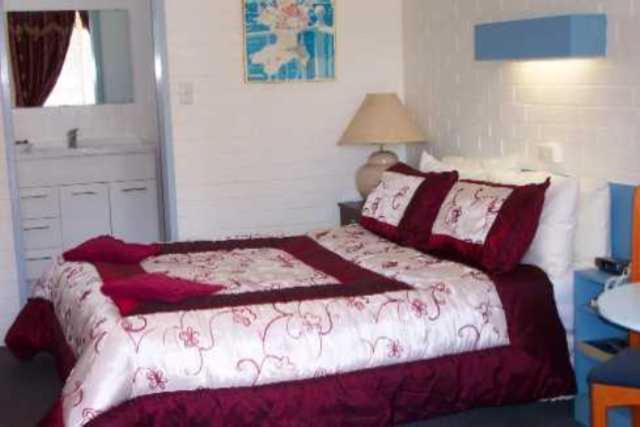 Large Family Room,11372952:JPEG