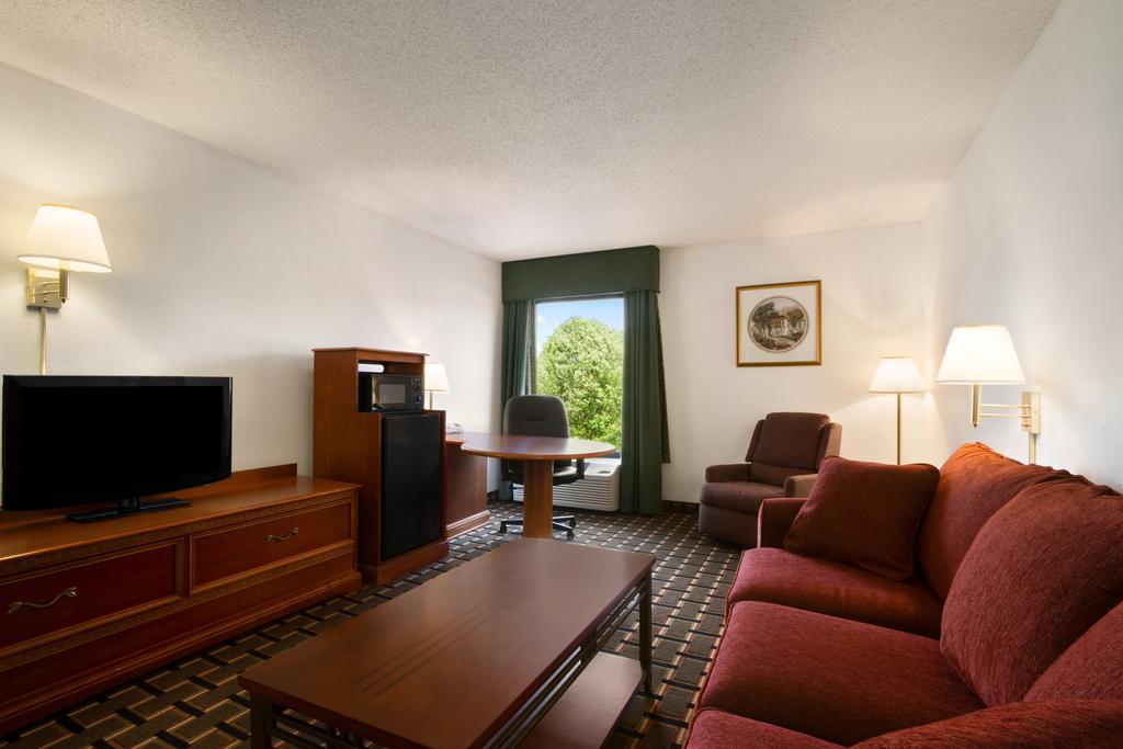Two-Bedroom Queen Suite - Non-Smoking