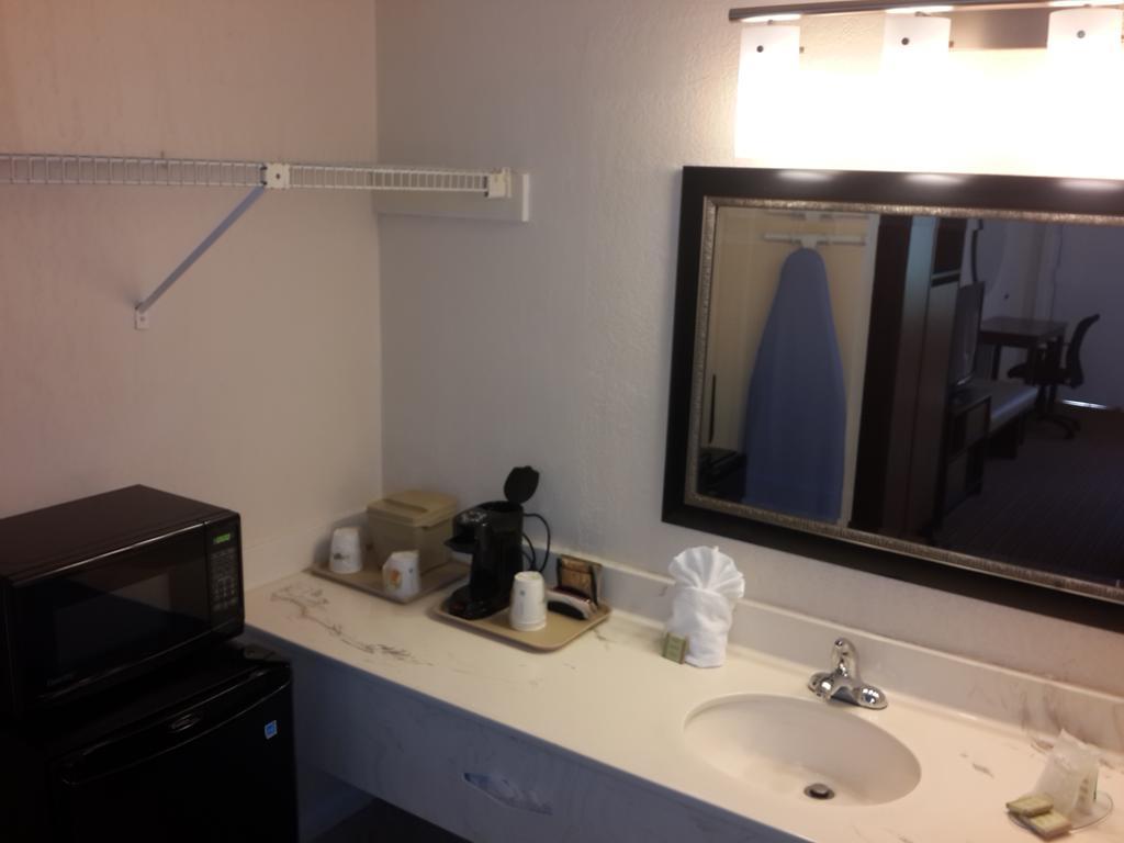 1 King Bed, Deluxe Room, Pool Side, Non-Smoking