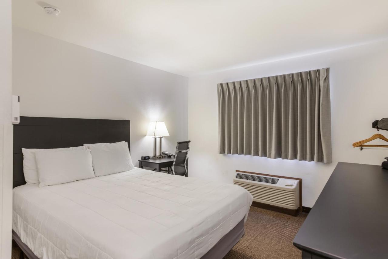 1 Queen Bed Accessible Non-Smoking