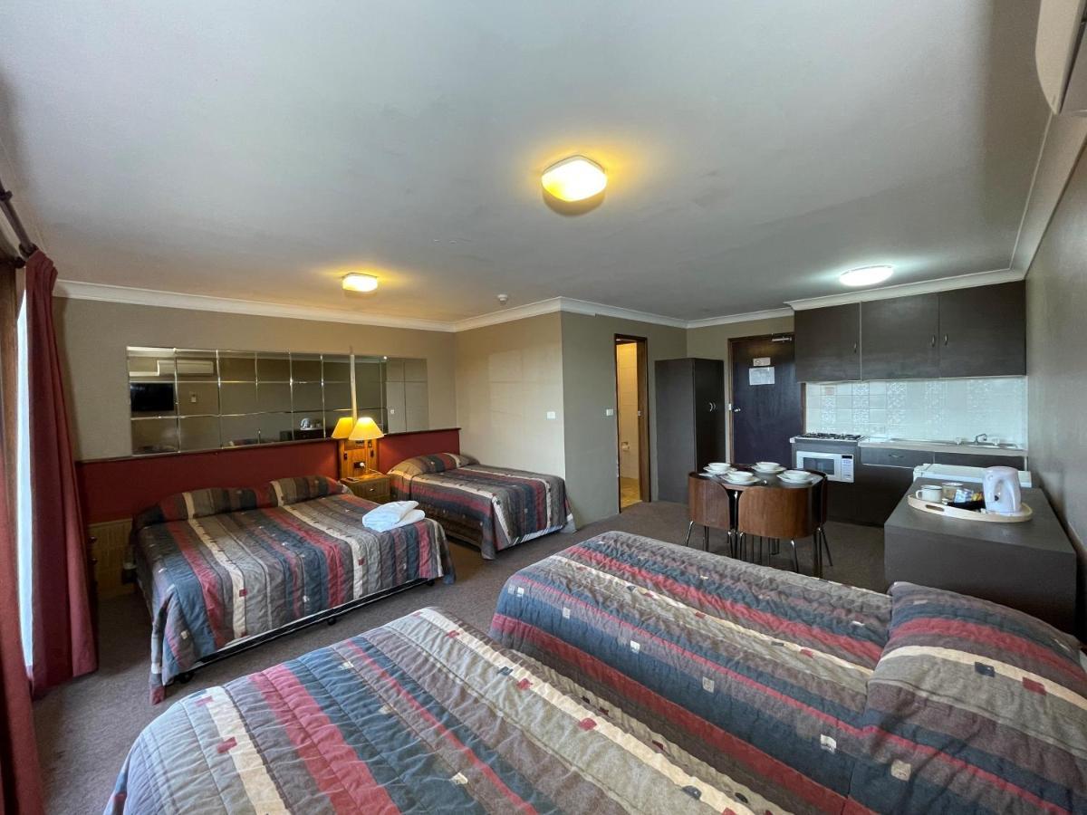 Motel Room Balcony,1172558361:JPEG