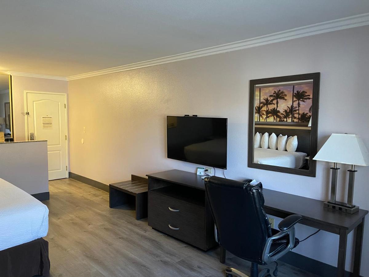 Queen Room with Two Queen Beds and Roll-In Shower - Mobility/Hearing Accessible - Non-Smoking