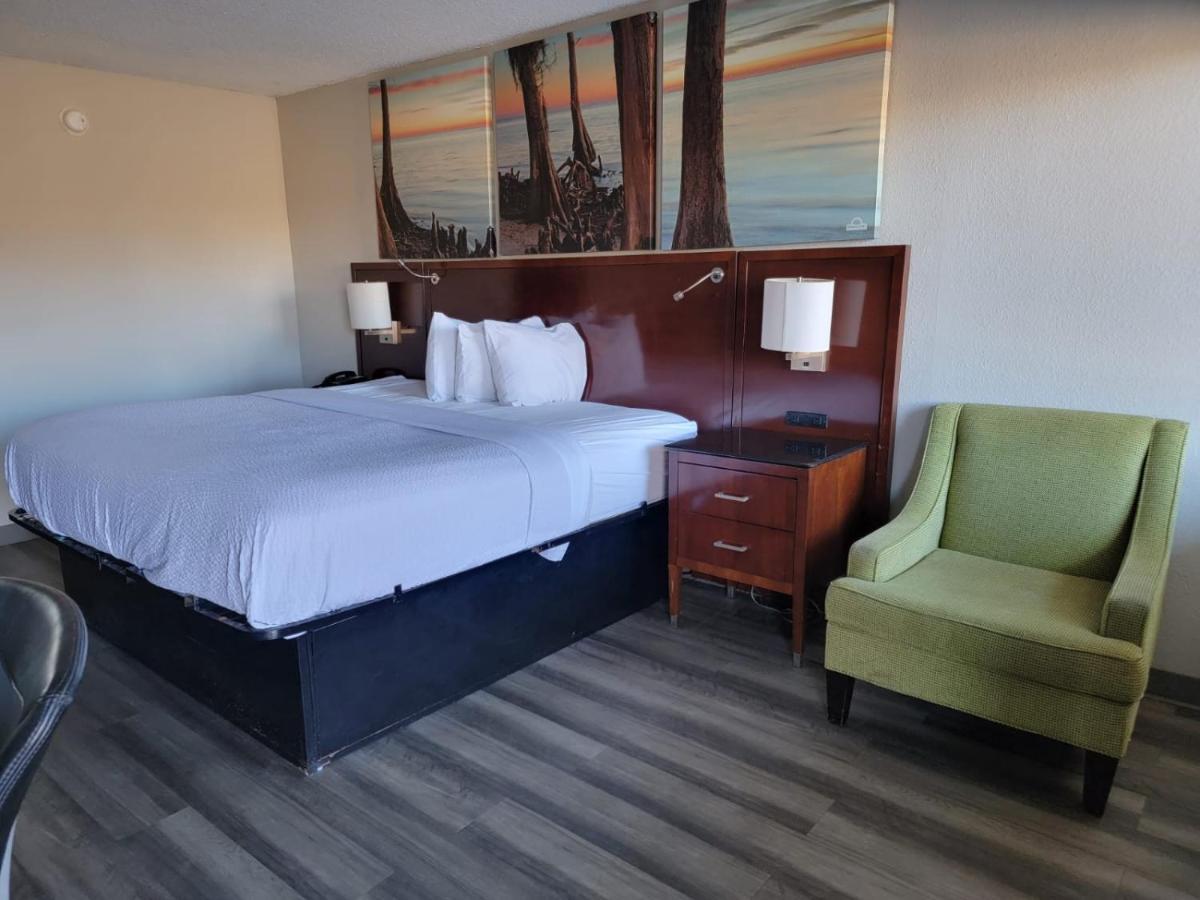 King Room - Exterior Hall/Smoking