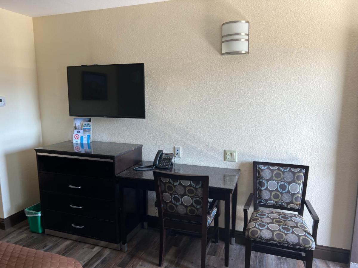 Double Queen Room with Mountain View