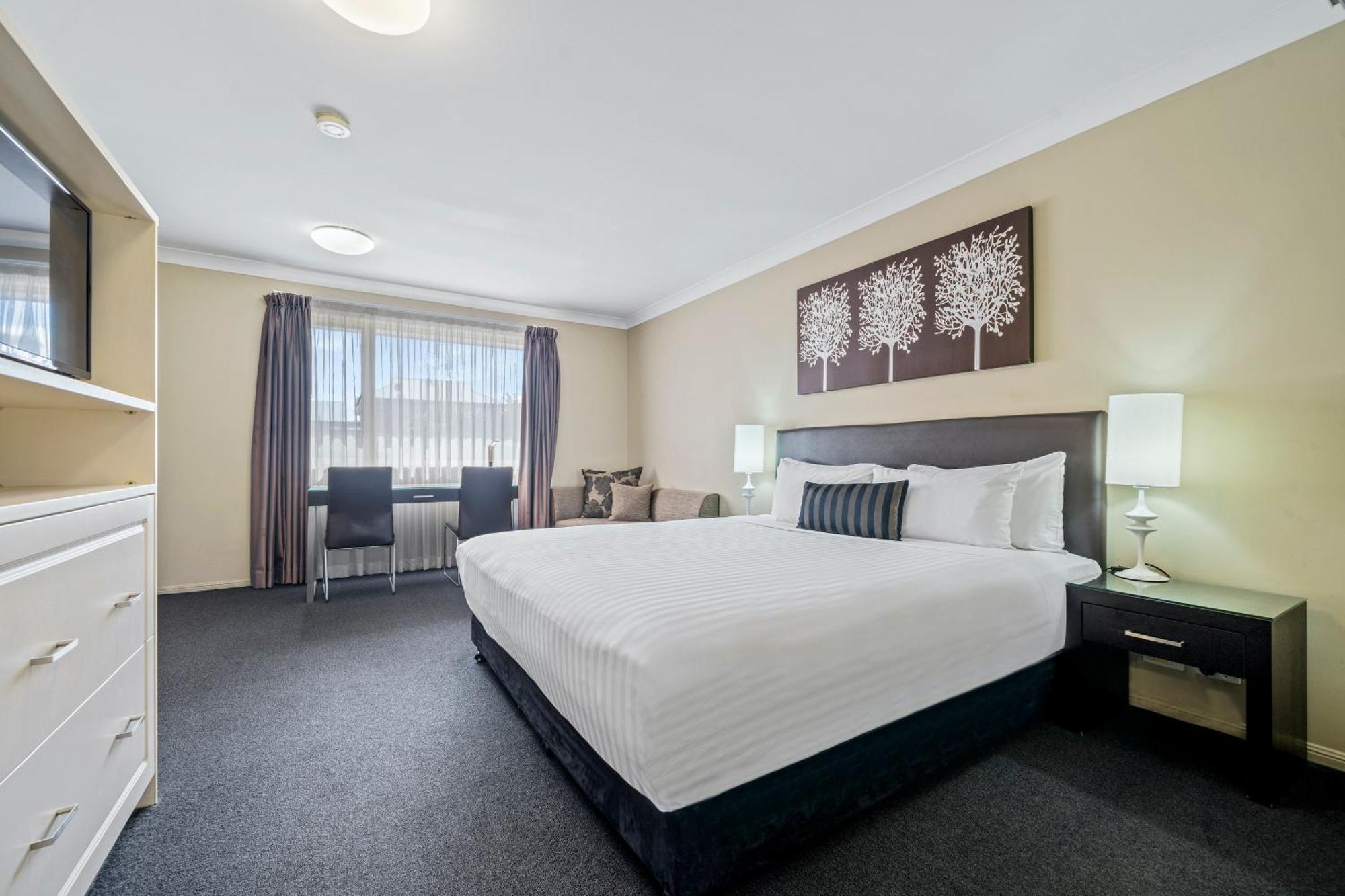 Deluxe King Suite