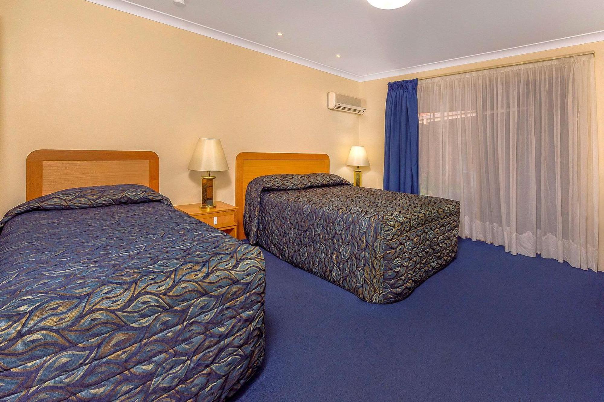 Executive Room with One Queen Bed and One Single Bed - Non-Smoking