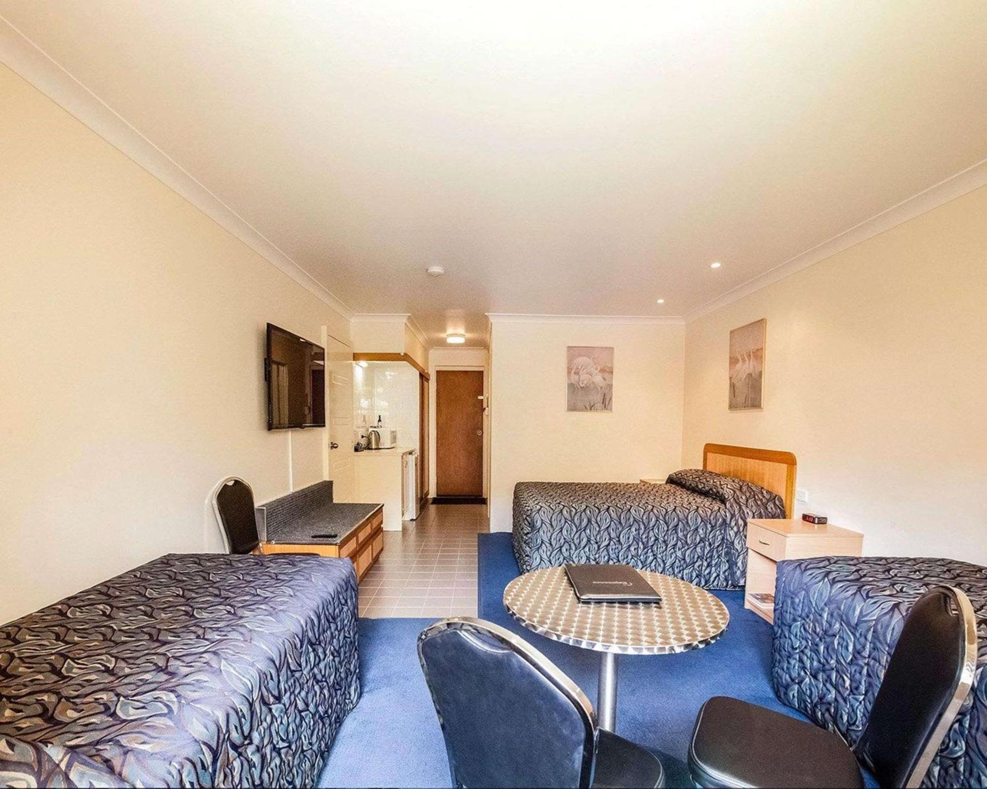 Family Room with One Queen Bed and Two Single Beds - Non-Smoking