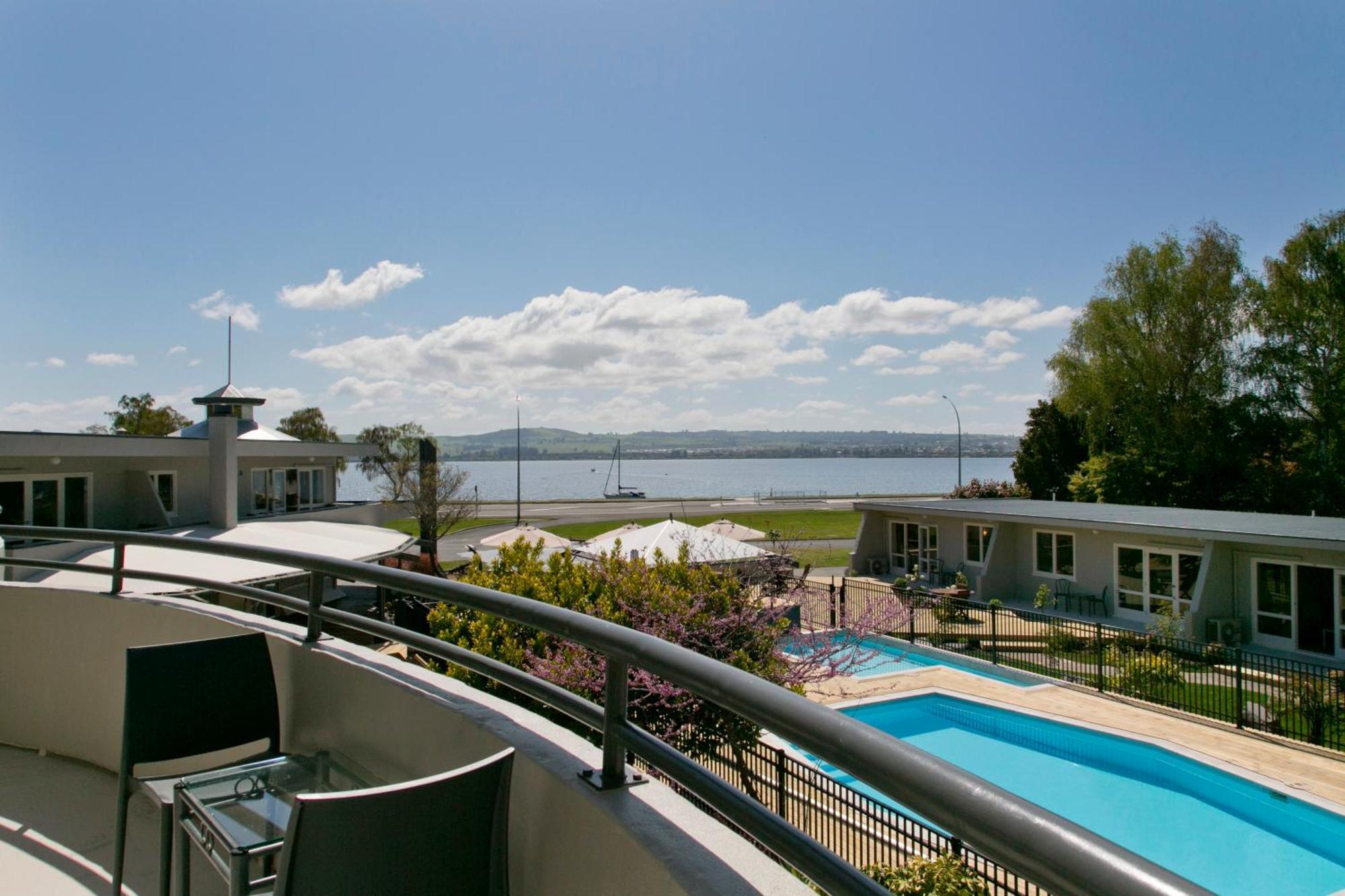Two-Bedroom Apartment with Lake View,1221912721:JPEG