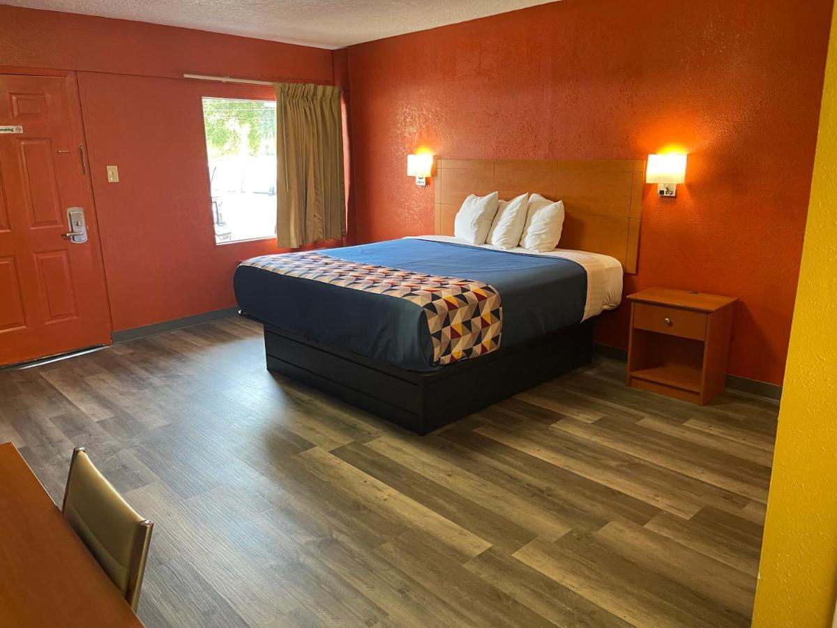 1 King Bed | Non-Smoking, Micfridge