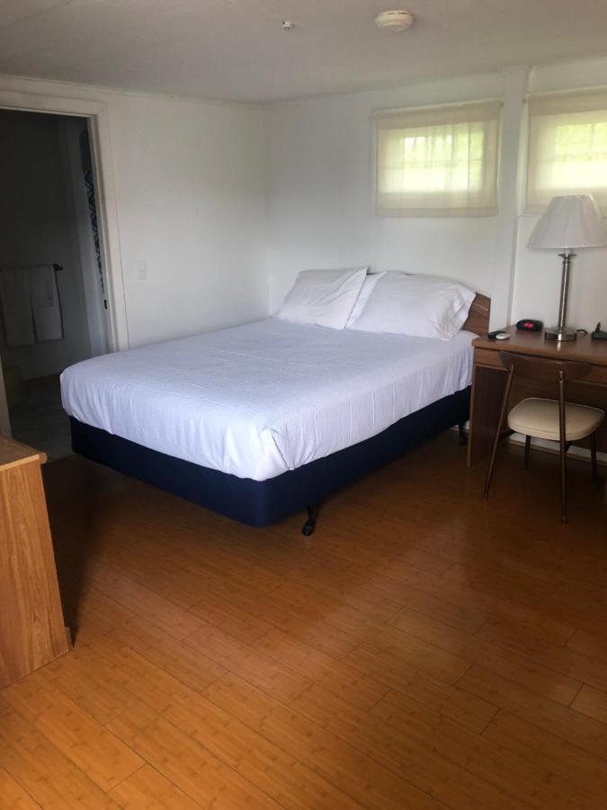 Deluxe Queen Suite