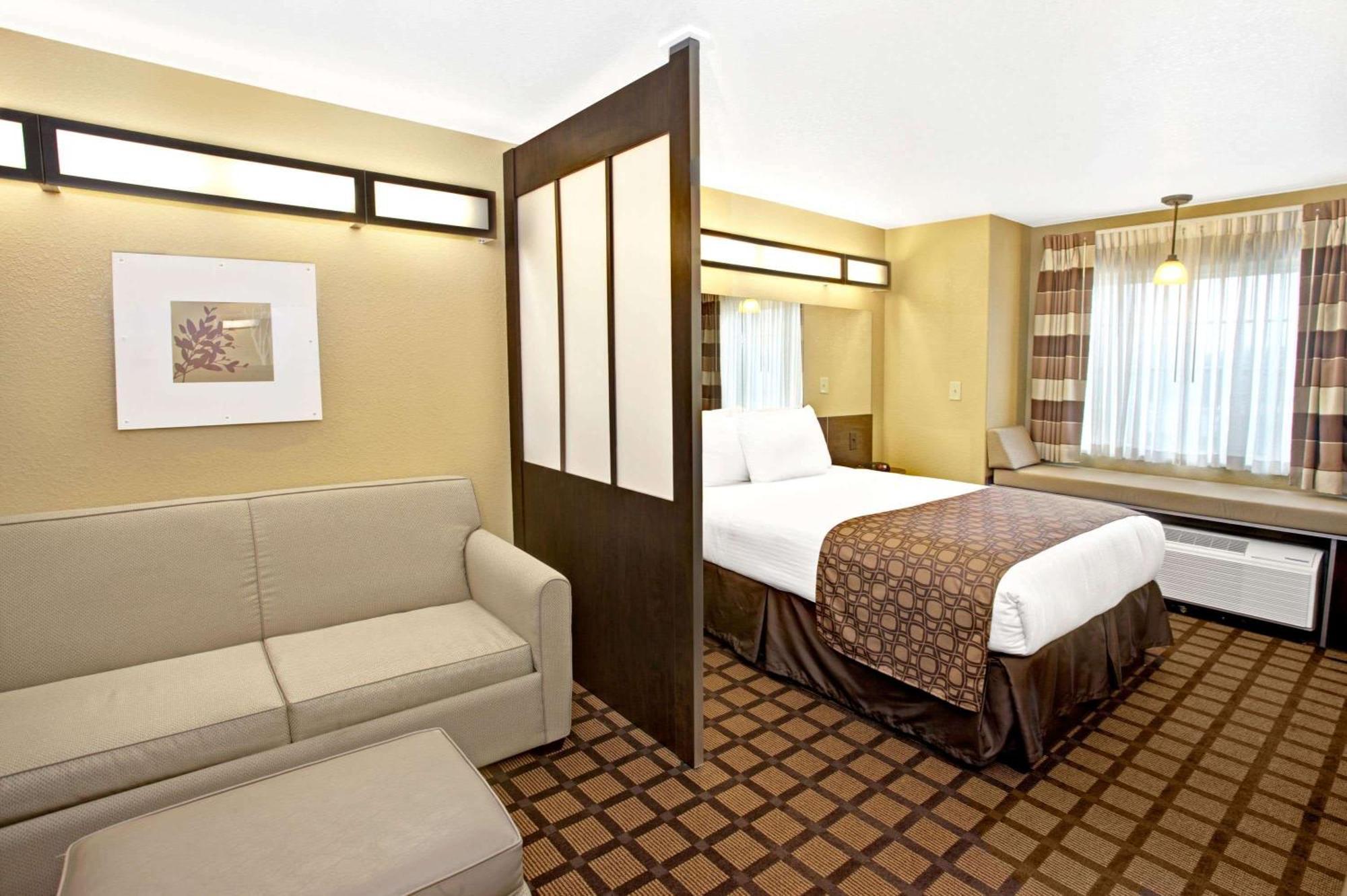Queen Studio Suite - Mobility Access/Non-Smoking
