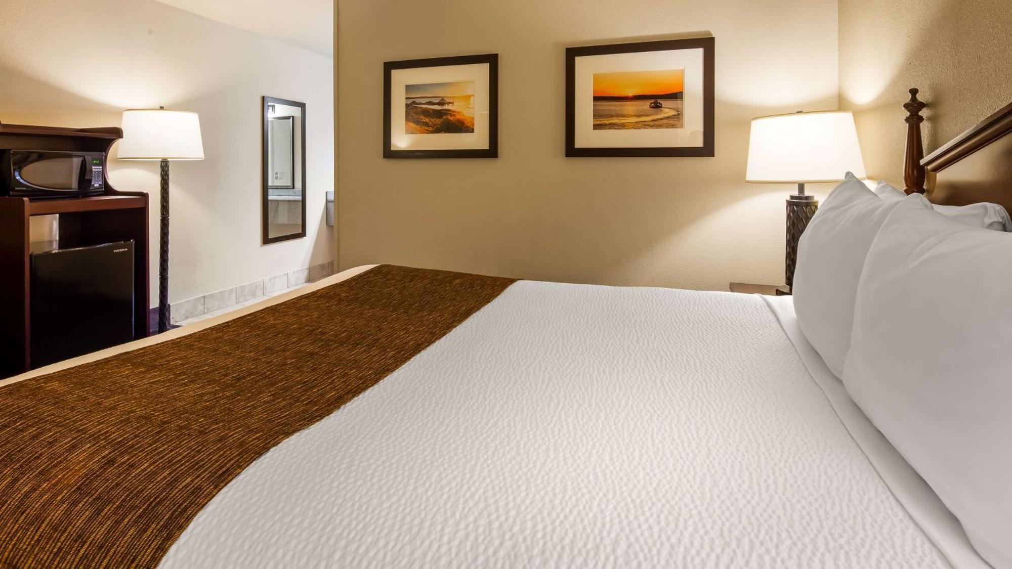 Queen Room with Roll-In Shower - Mobility Access