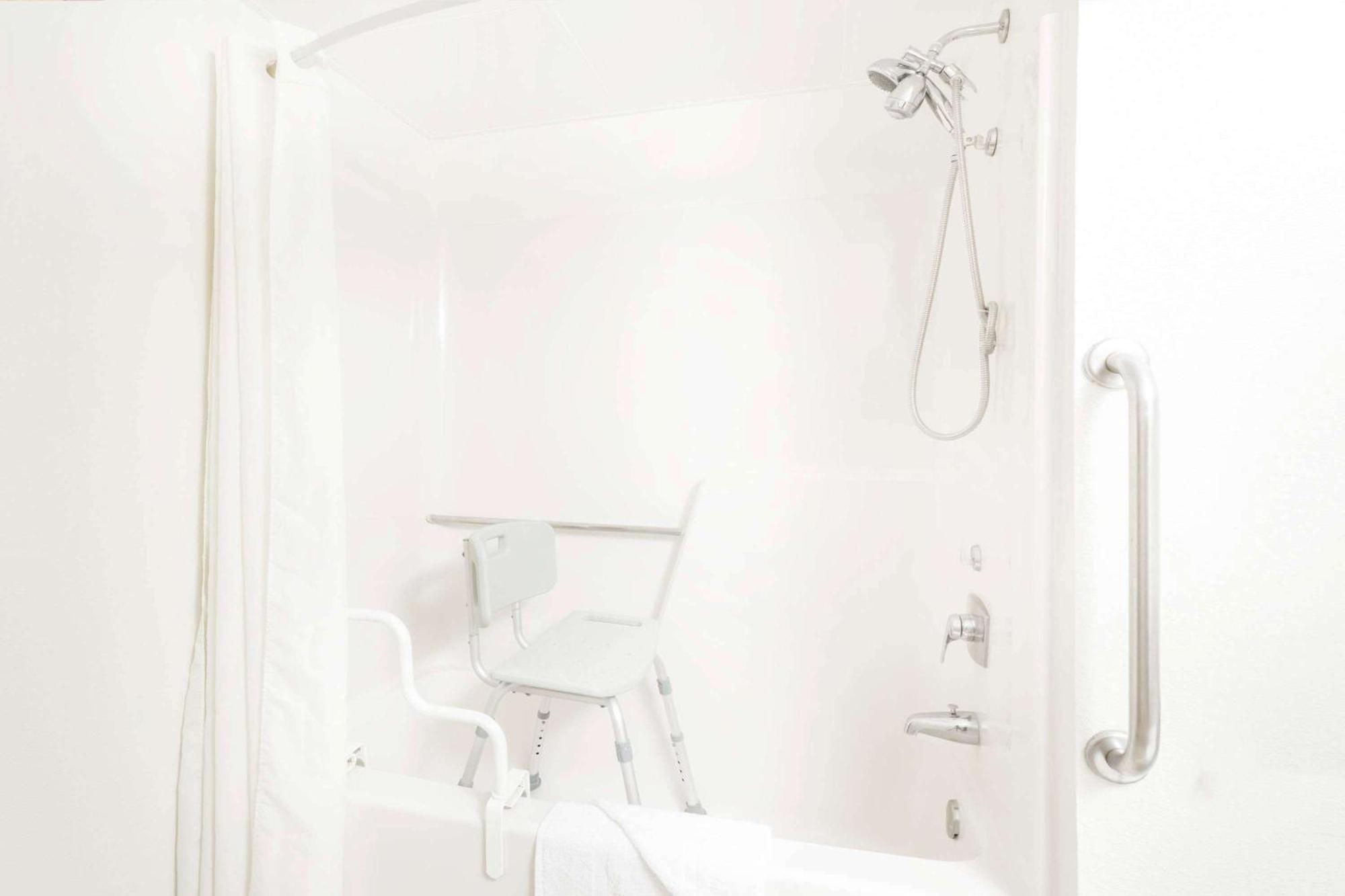 King Room with Bath Tub - Mobility Accessible/Non-Smoking