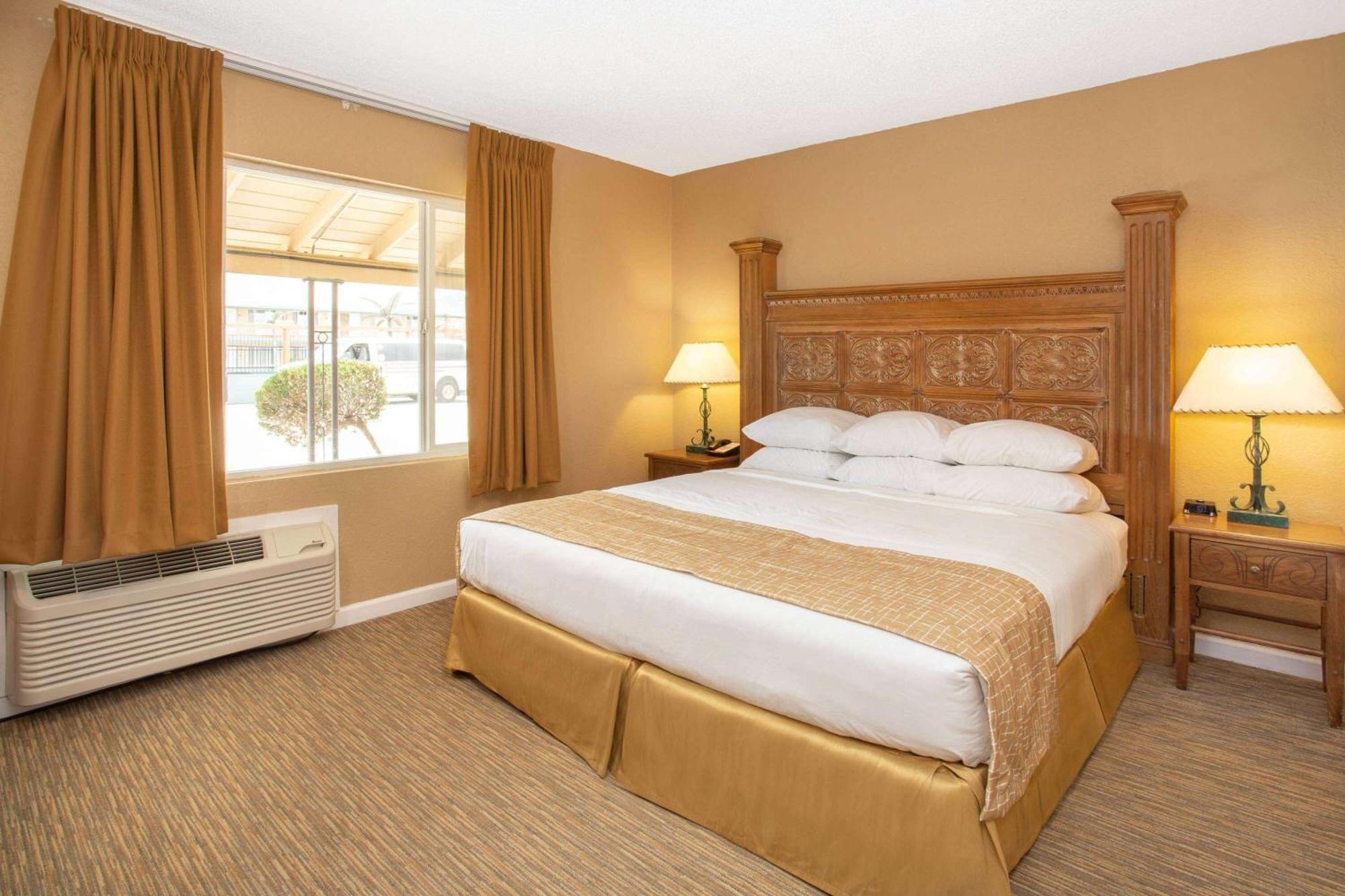 King Room with Roll-in Shower - Mobility Access/Non-Smoking