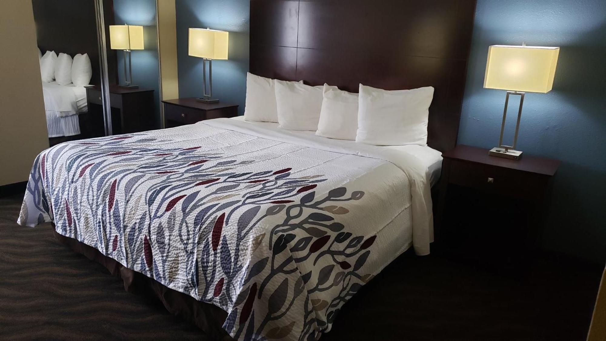 Deluxe Queen Room Disability Access Non-Smoking