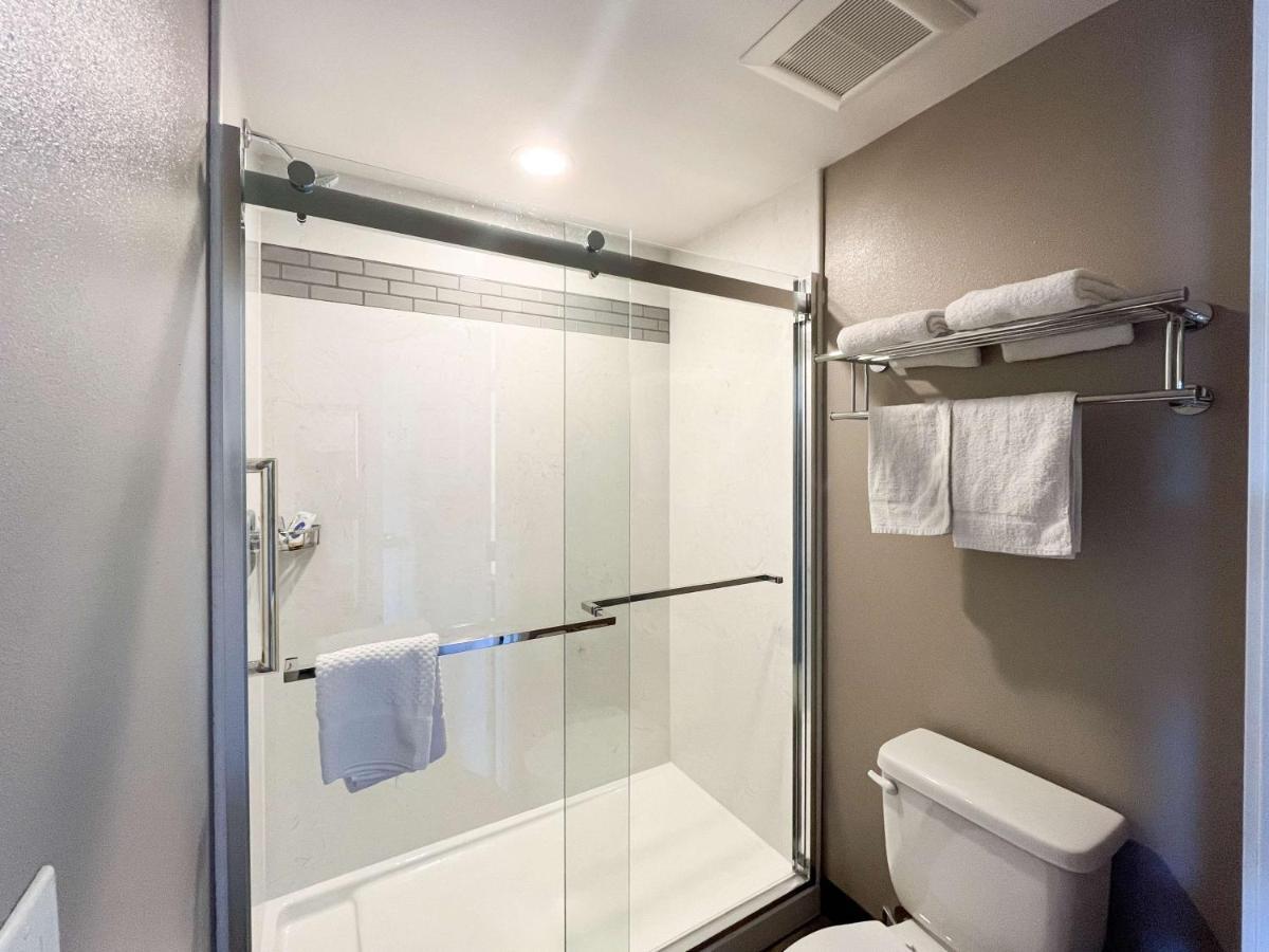 Deluxe King Room - Non-Smoking