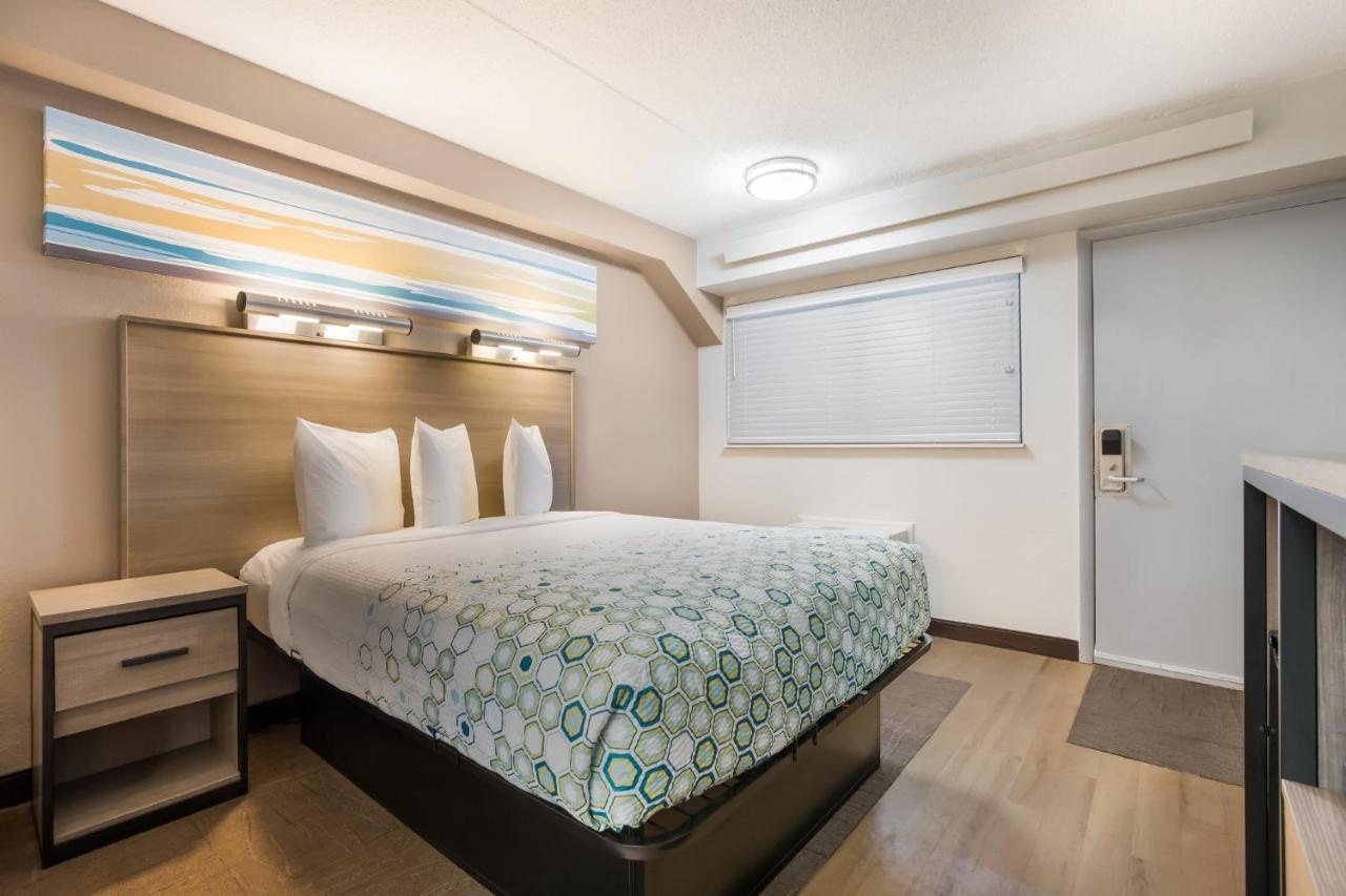 Studio Queen Room with One Queen Bed Non-Smoking