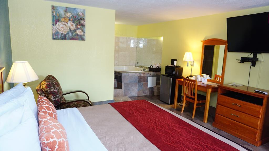King Suite with Spa Bath - Non-Smoking