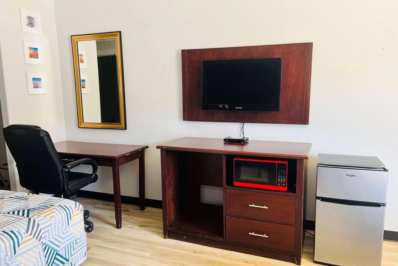 King Room with Roll-in Shower - Mobility Access/Non-Smoking