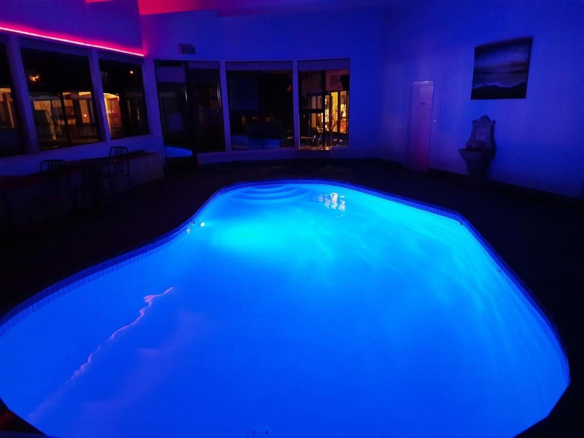 Apartment with Pool View