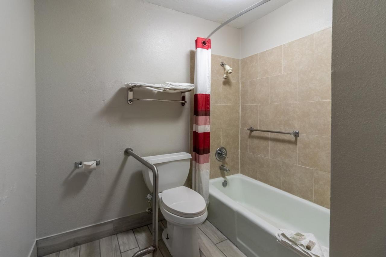 Deluxe Room with One Queen Bed Disability Access Non-Smoking