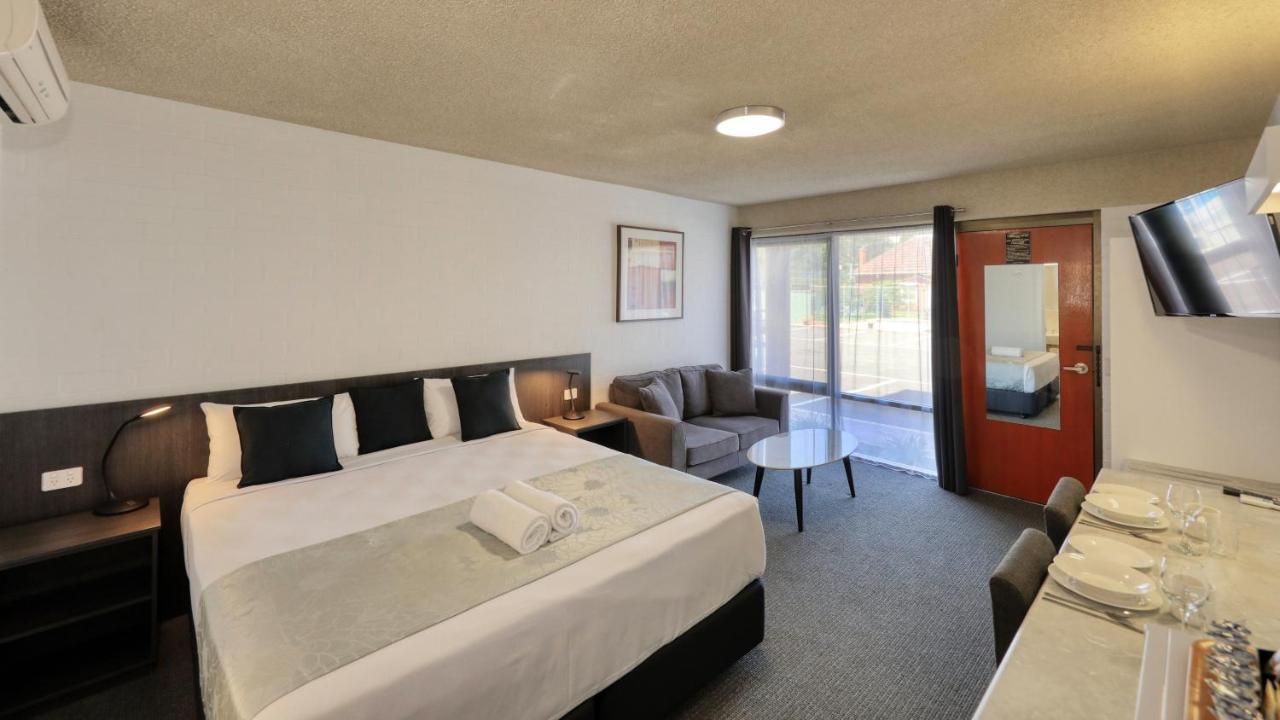 Deluxe Queen Suite with Spa Bath