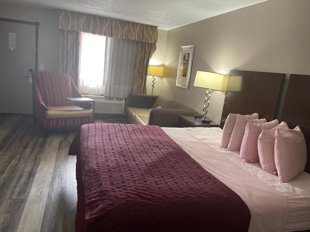 Deluxe King Suite - Non-Smoking