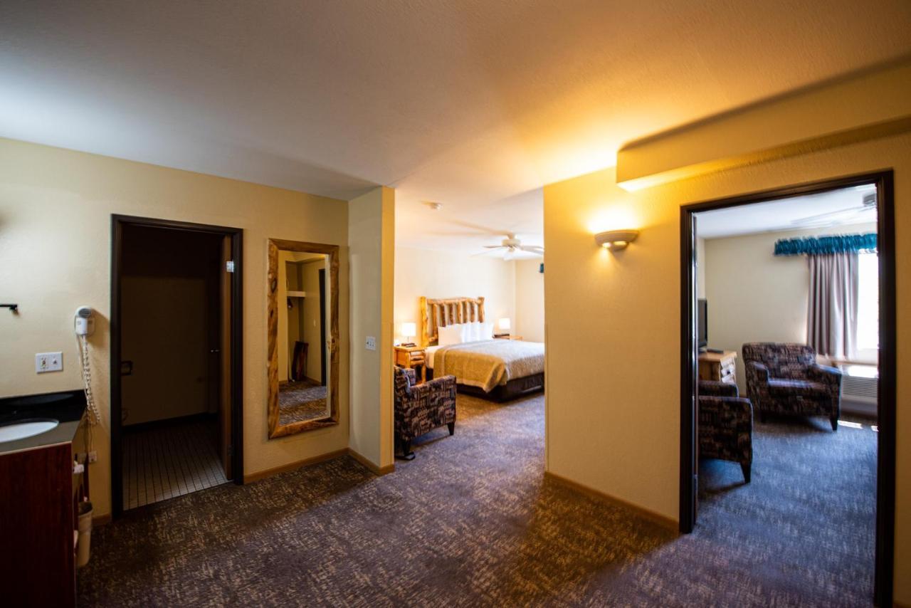 King Suite with Two King Beds - Courtside - Non-Smoking