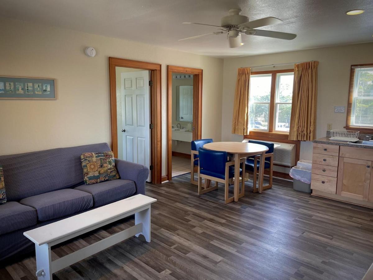 Queen Suite with Pool View