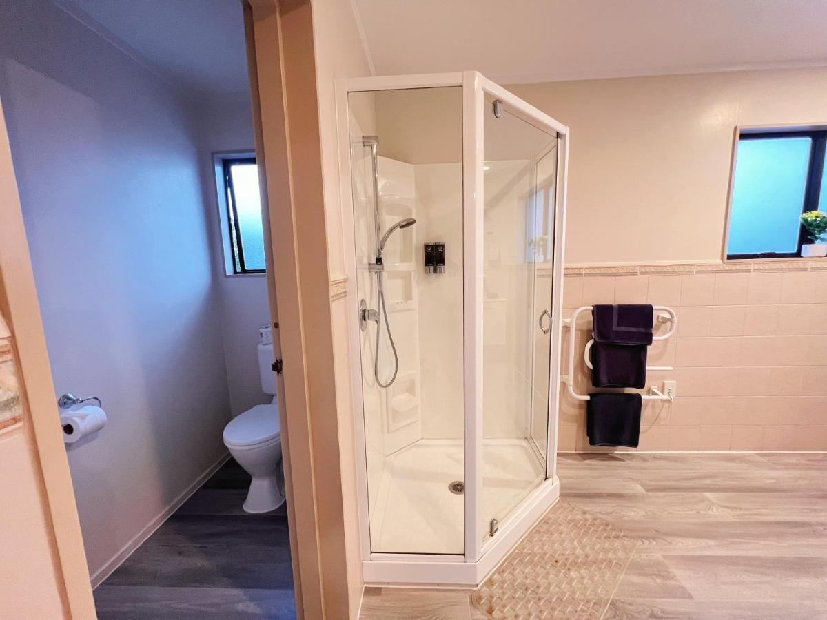 Upstairs One-Bedroom Apartment with Spa Bath