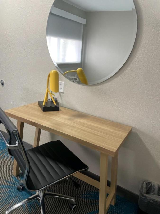 King Room with Roll-In Shower - Mobility Access/Non-Smoking