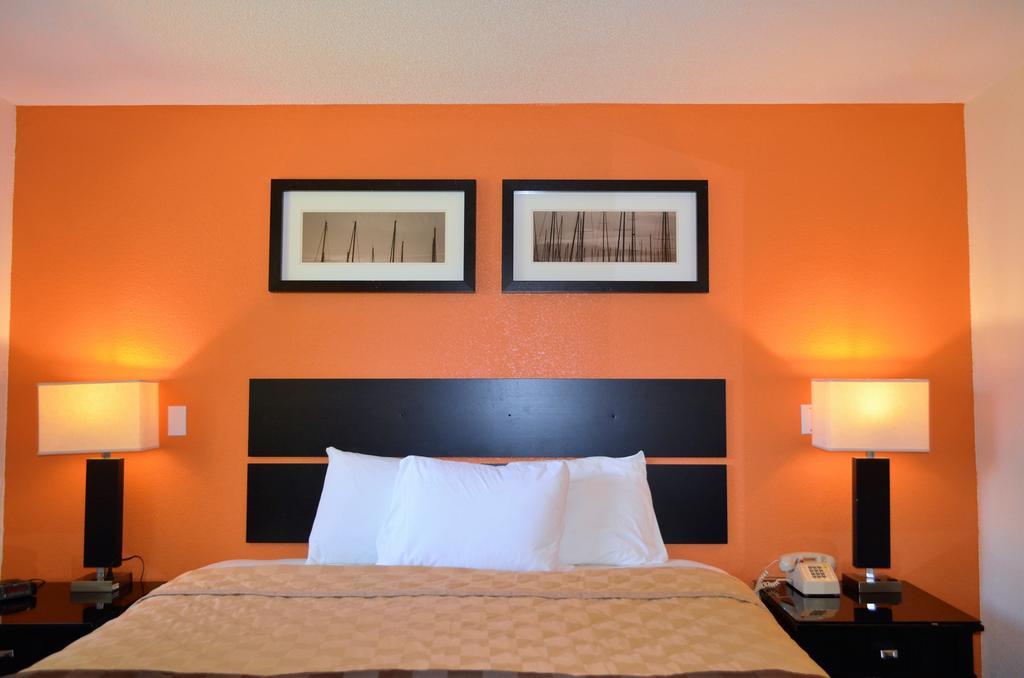 Deluxe King Room - Non-Smoking