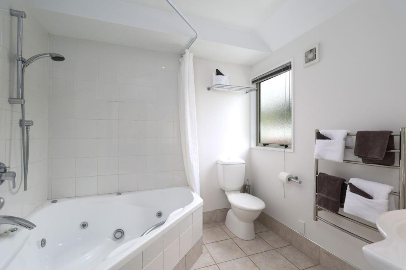 Deluxe One Bedroom Spa Apartment with Patio or Balcony
