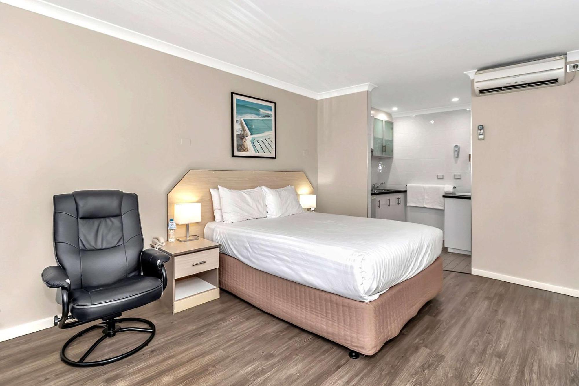 Deluxe Queen Room with Kitchenette