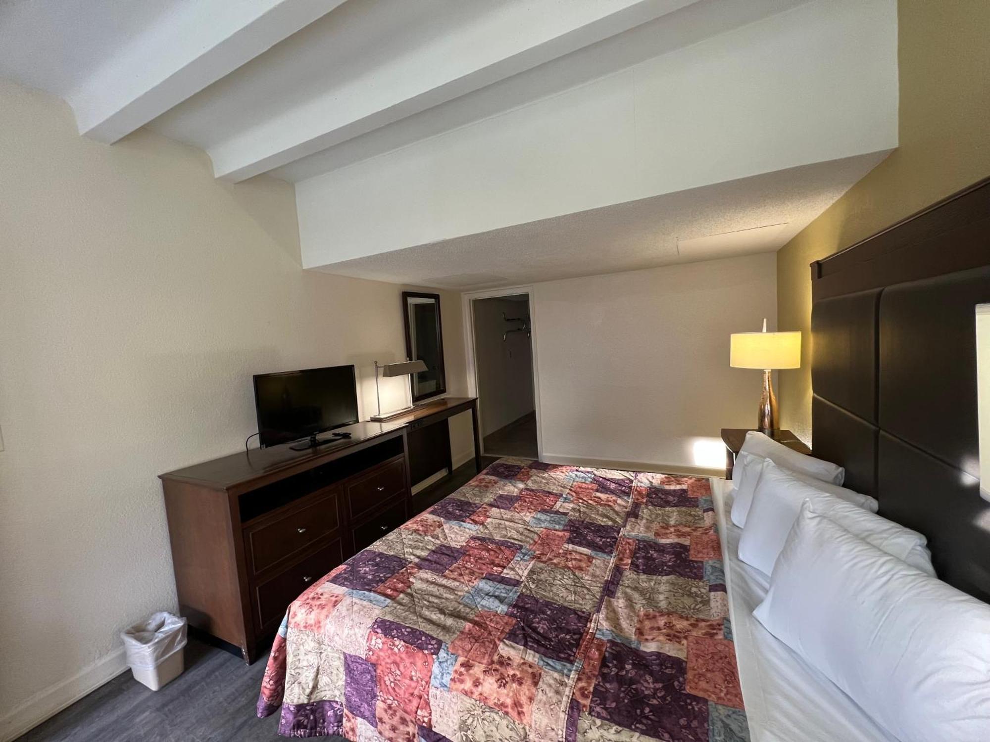 Deluxe Queen Room