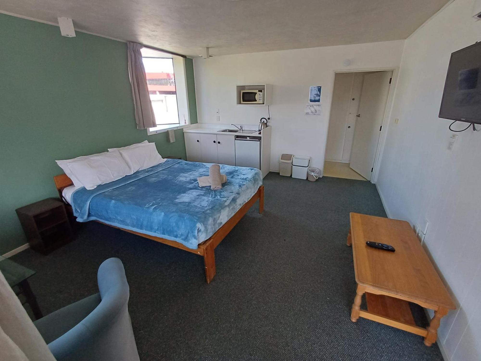 Queen Studio,1541147893:JPEG