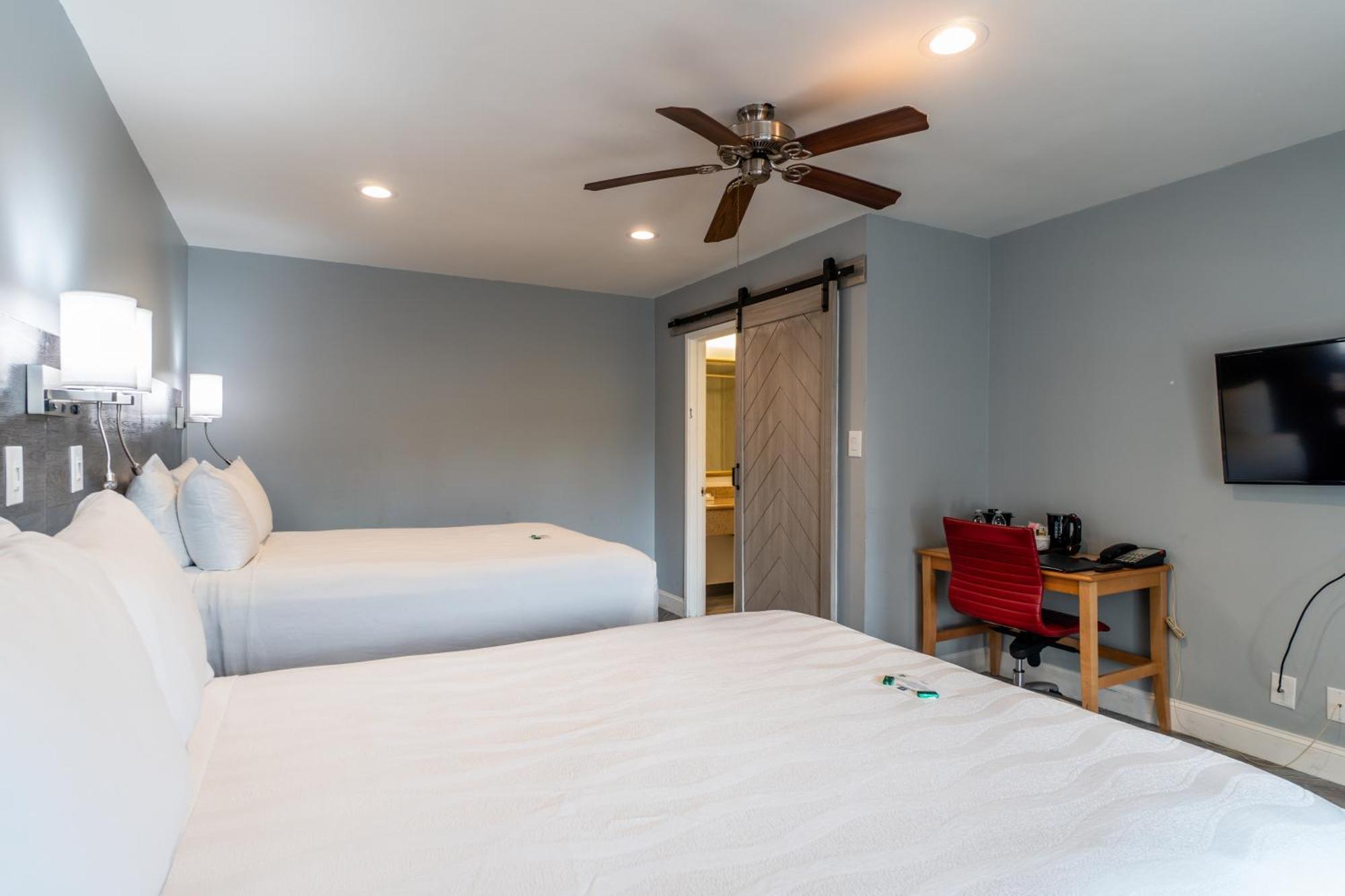 Classic Room, 2 Queen Beds,1541329015:JPEG