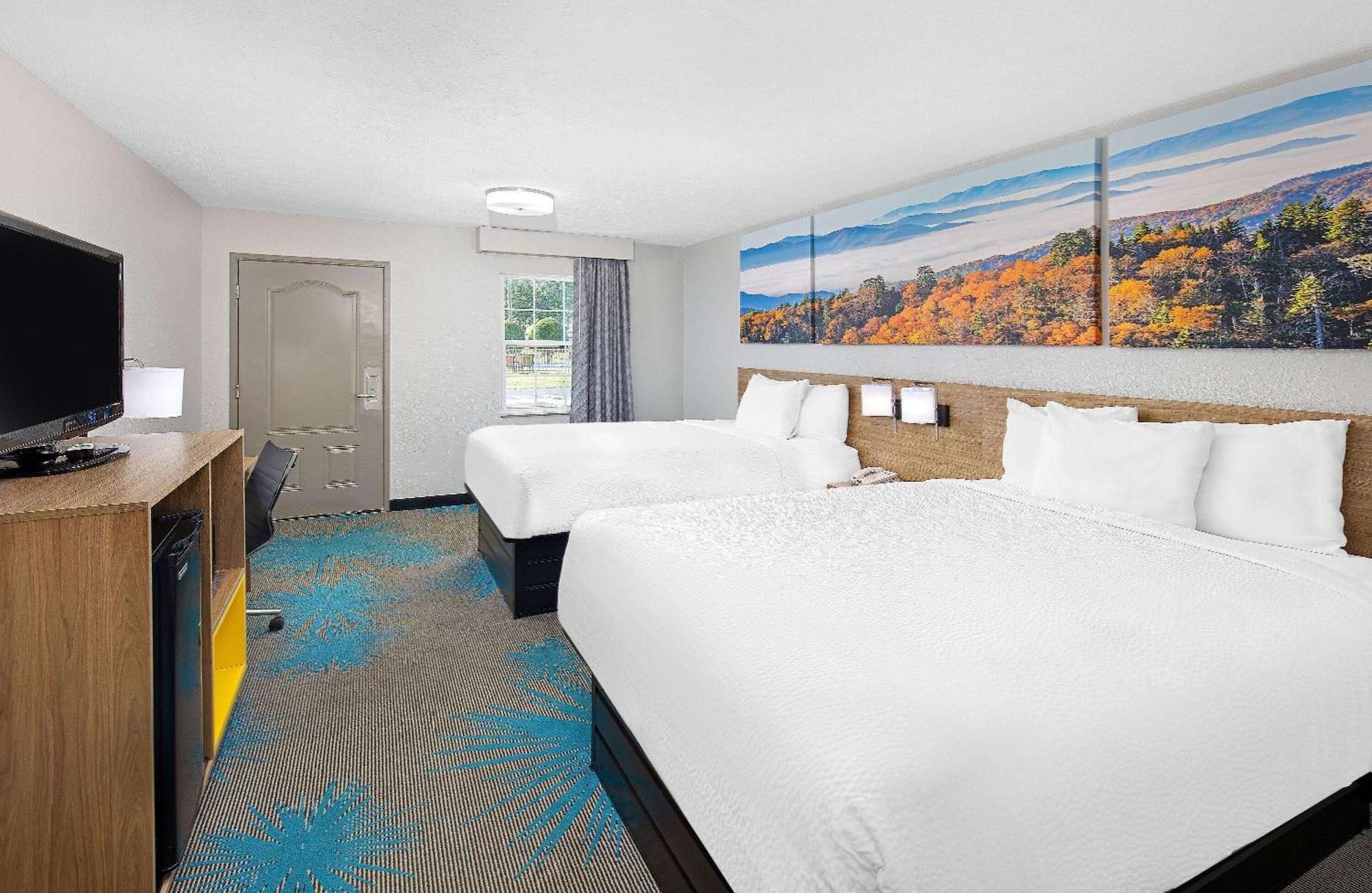 Queen Room with Two Queen Beds - Smoking