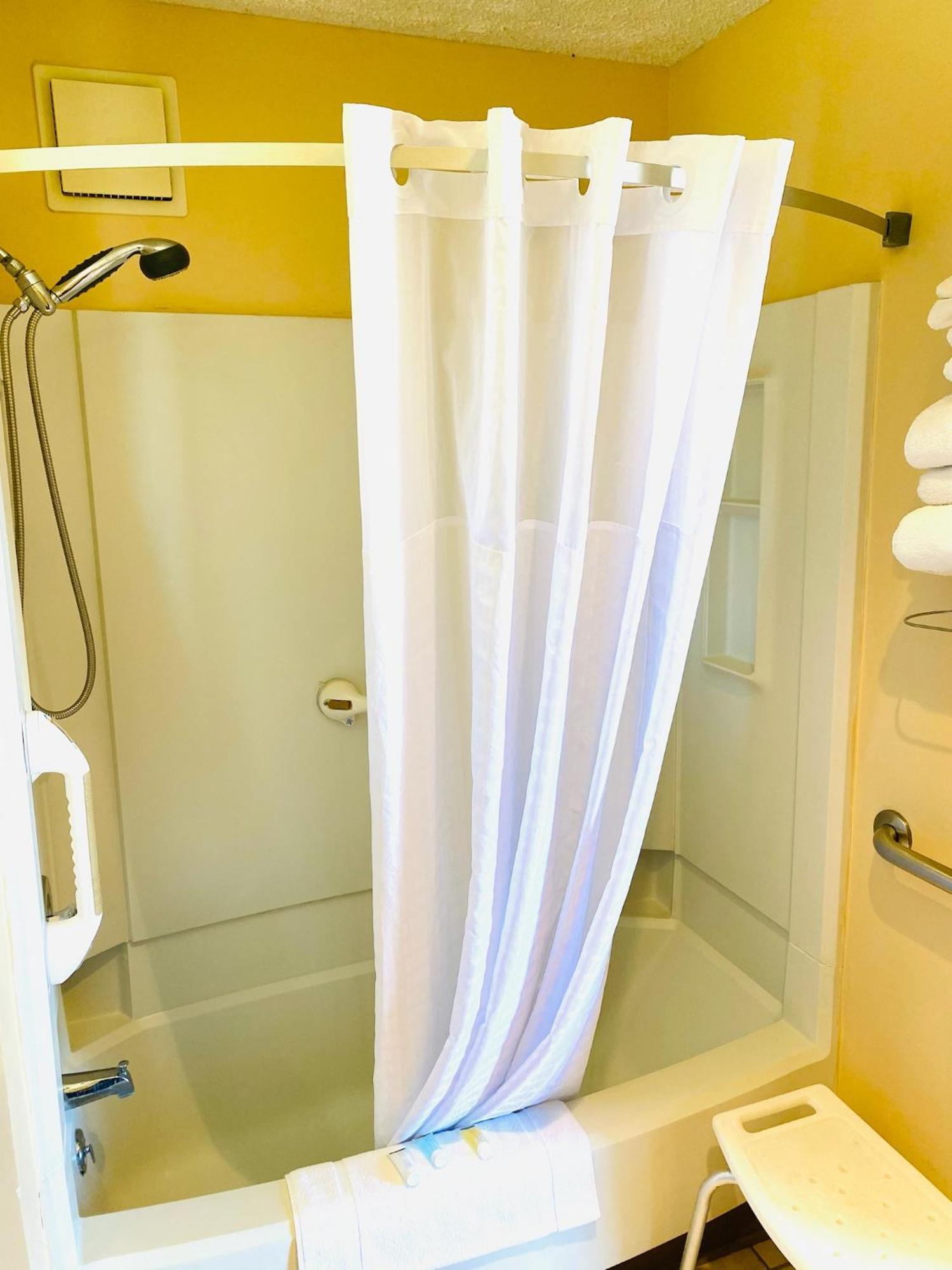 Queen Room with Two Queen Beds and Bath Tub - Mobility Accessible/Non-Smoking