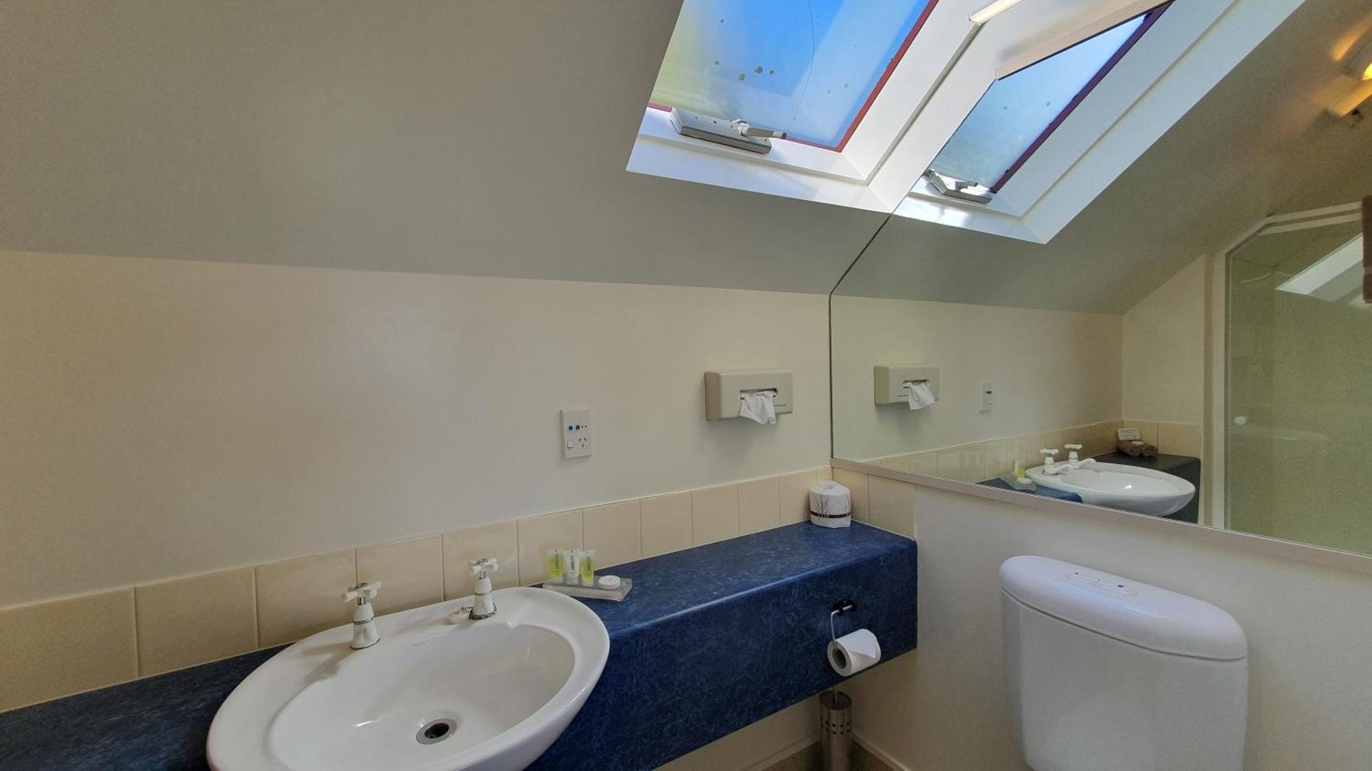 Queen Studio,1551195175:JPEG