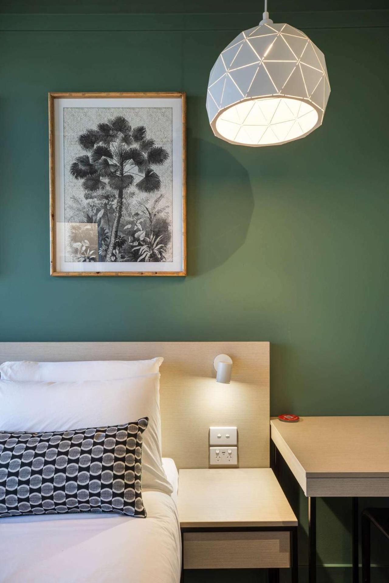 Studio Queen,1550329735:JPEG