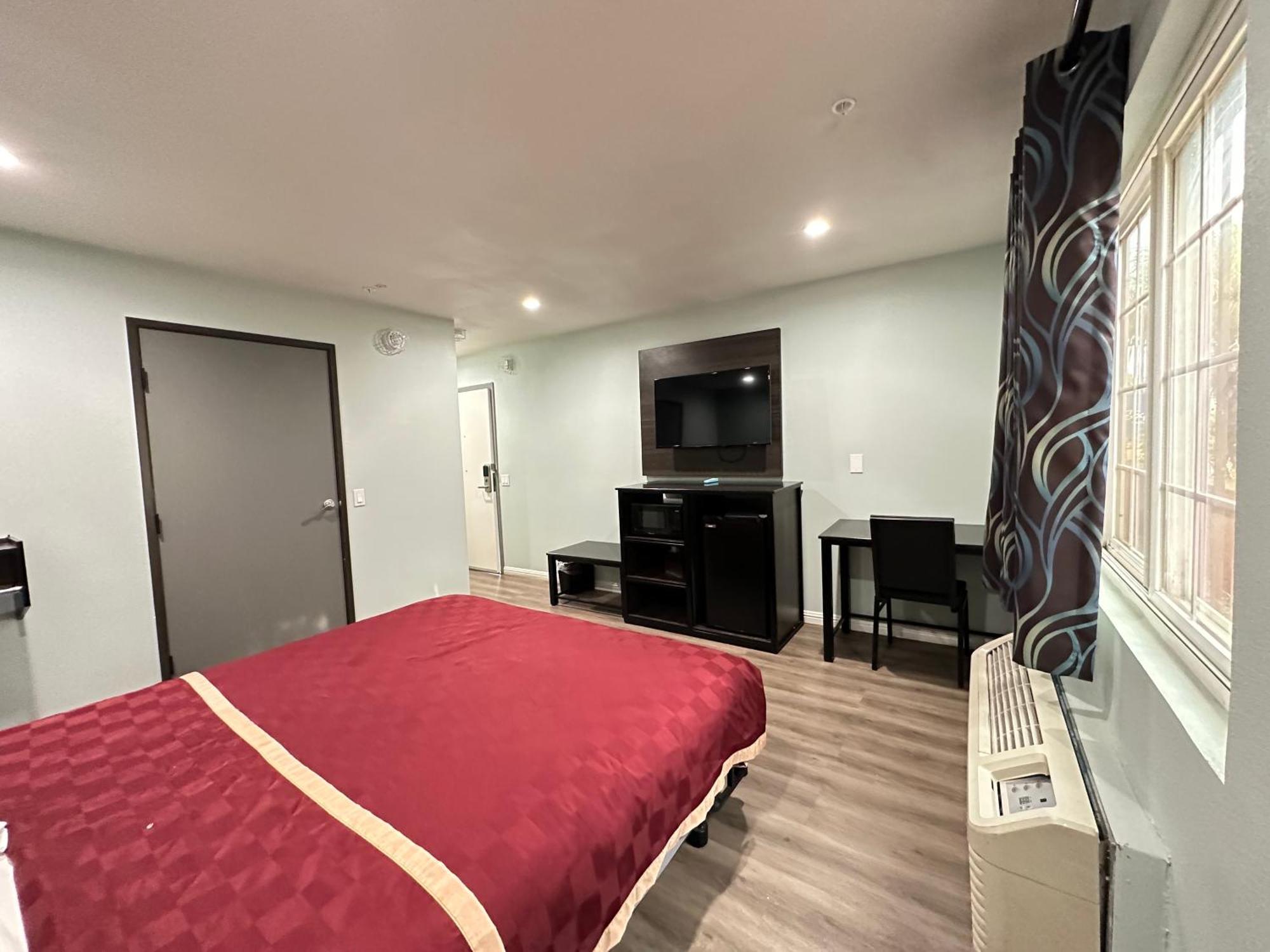 King Room with Bath Tub - Mobility/Hearing Accessible - Non-Smoking